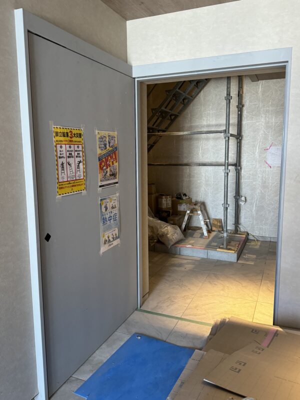 防火扉にダイノックシートを施工