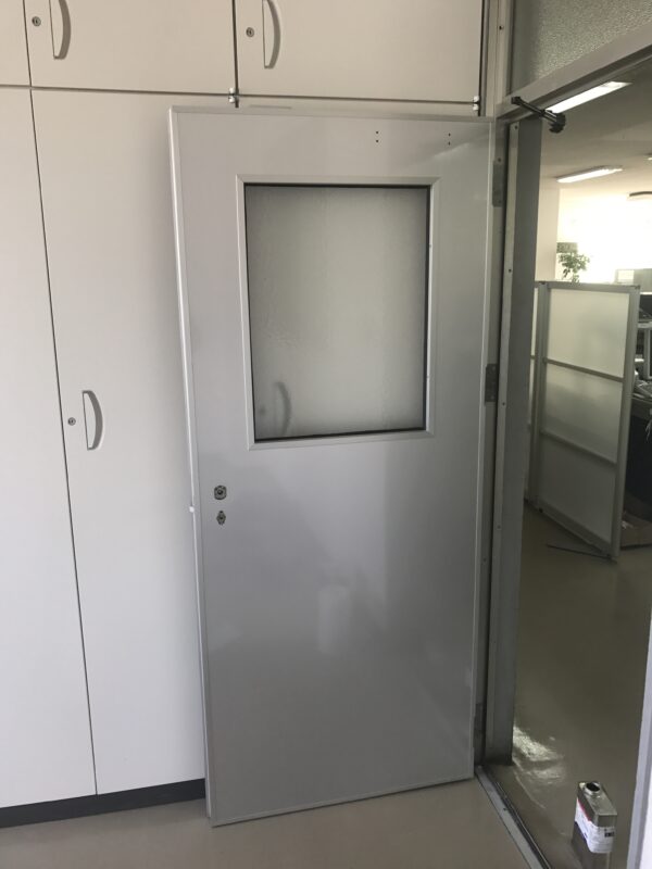 アルミドアにリアテックシートを施工しました。