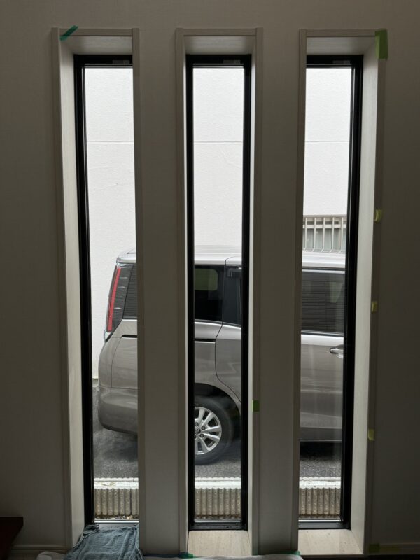 玄関横のスリットFIXガラスにフロストフィルムの施工