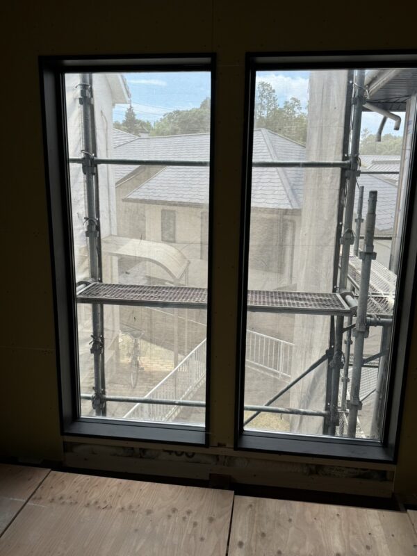 ＦＩＸガラスに目隠しフィルムを施工しました。