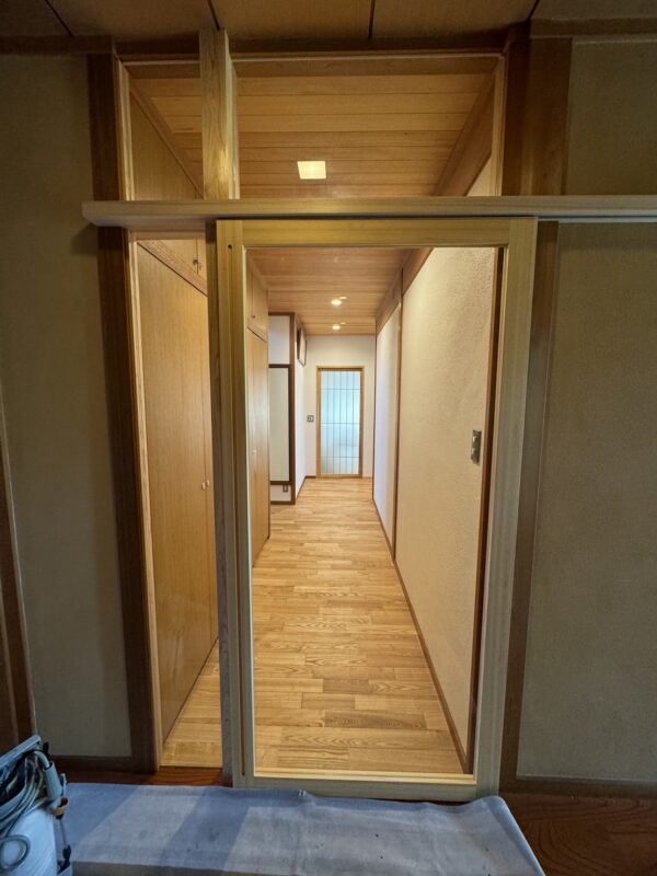 新設木建に目隠しフィルムを施工しました。