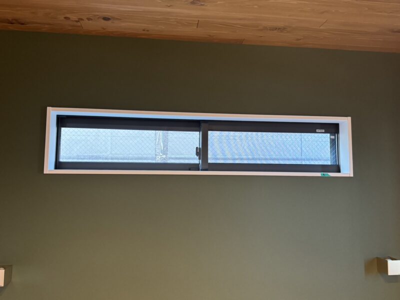 窓枠にシート施工