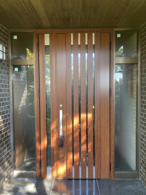 既設枠　ダイノックシートを施工しました。