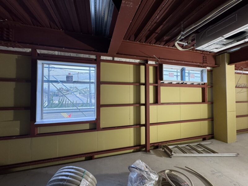 新設窓に目隠しフィルムを施工しました。