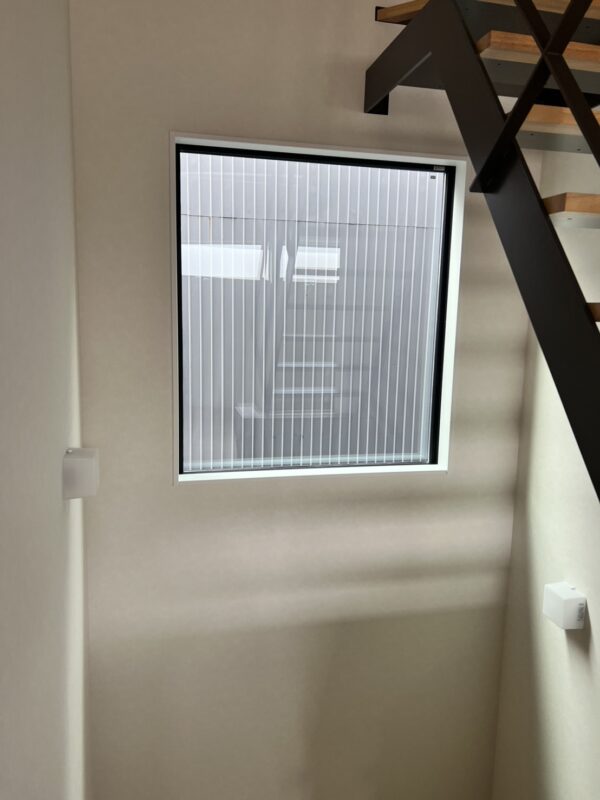 高窓FIXに目隠しフィルムを施工