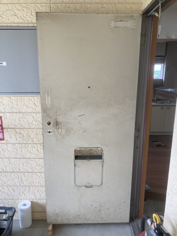 アパート玄関ドアシート貼り