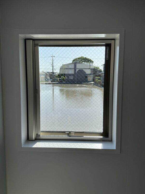 浴室窓に目隠しと遮熱のフィルムを施工