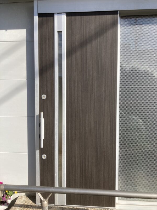 玄関扉　化粧シート貼替